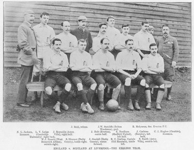 England gegen Schottland in Liverpool: Die englische Mannschaft, 1895 von English Photographer